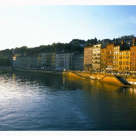Les Toits De Saint Jean
