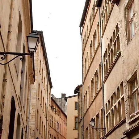 Les Toits De Saint Jean